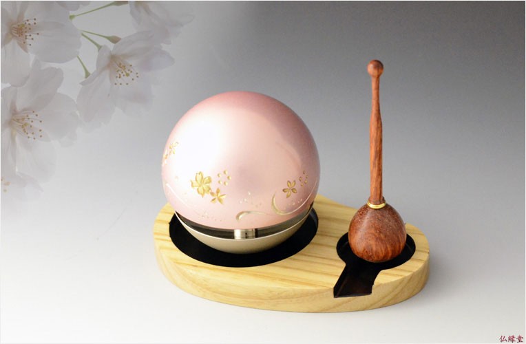 国産仏具【話題のおりん：たまゆらりん・1.8寸桜彫金 ナチュラルトレー 