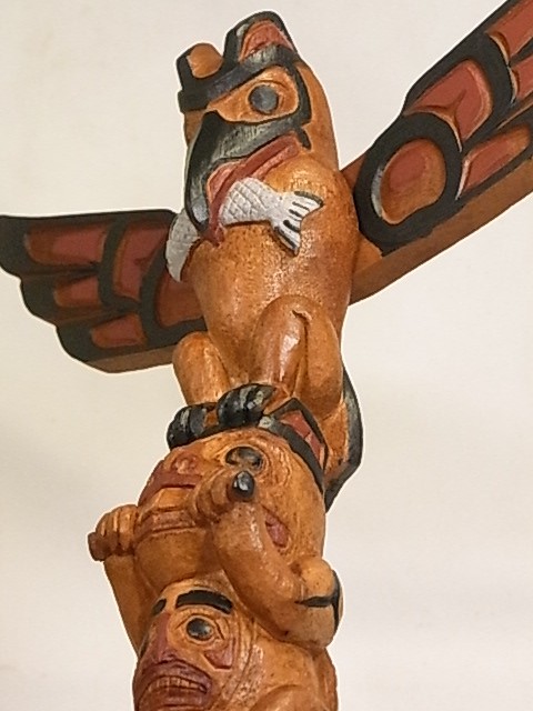 カナダ西海岸先住民族の象徴【トーテムポールTotem Pole】BOMA社の説明