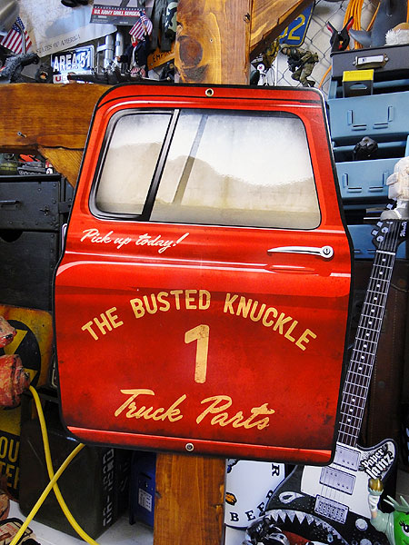 バステッドナックル　クルマのドア型　U.S.ヘヴィースチールサイン　（トラック　パーツ） ■ アメリカン雑貨 アメリカ雑貨 | 