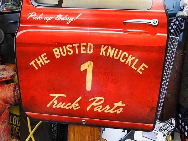 バステッドナックル　クルマのドア型　U.S.ヘヴィースチールサイン　（トラック　パーツ） ■ アメリカン雑貨 アメリカ雑貨 |  | 01