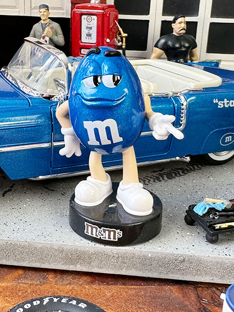 Jada　m&m's　ブルー　1956年キャデラック　エルドラド　ダイキャストミニカー　1/24スケール（ブルーのフィギュア付き）