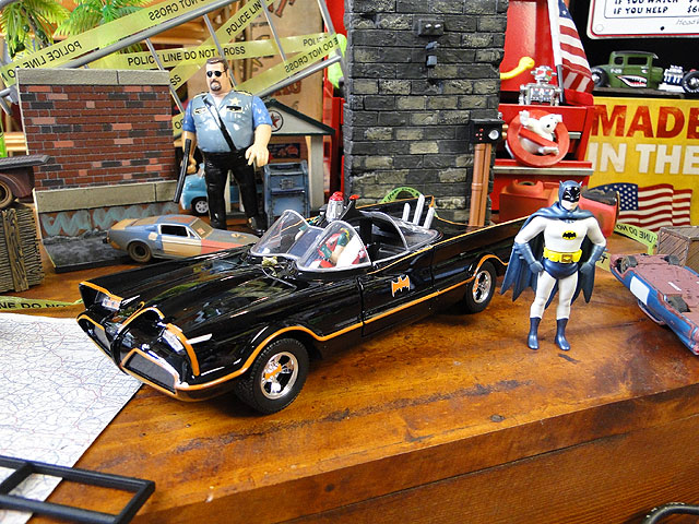 Jada　クラシックTVシリーズ　バットマン　バットモービル　ビルド＆コレクト　ダイキャストミニカー　1/24　（バットマン＆ロビン付き） |  | 02