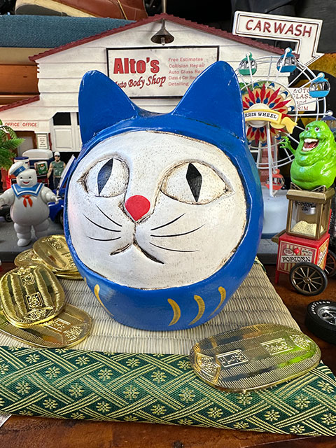 だるま猫　木彫り人形　（青だるま）　※ミニ畳と小判は別売です　■　アメリカン雑貨　アメリカ雑貨 | 