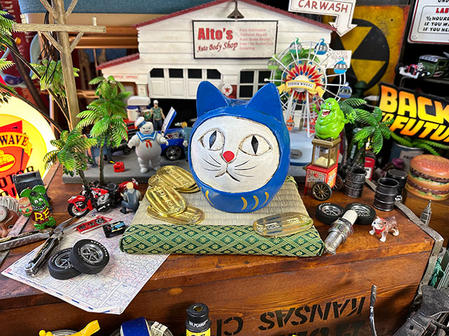 だるま猫　木彫り人形　（青だるま）　※ミニ畳と小判は別売です　■　アメリカン雑貨　アメリカ雑貨 |  | 04