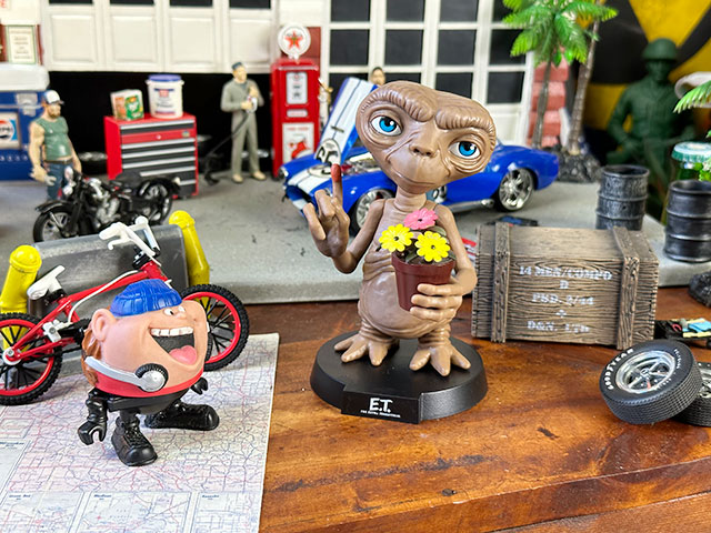 NECA E.T.＆エリオット 40周年アニバーサリー 空飛ぶBMXディスプレイ 