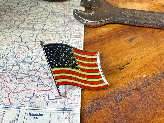 星条旗　ピンバッジ/ピンズ　（風になびく星条旗/アンティークフラッグ）　■　アメリカン雑貨　アメリカ雑貨 | 