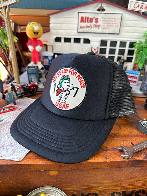 フライングエース　ミリタリースヌーピー　メッシュキャップ　（GET READY FOR PEACE）　帽子色＝ブラック　■　アメリカン雑貨 | 