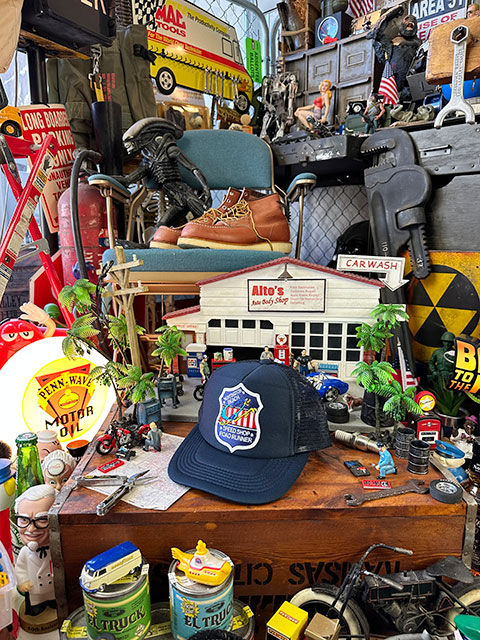 ロードランナー　メッシュキャップ　（星条旗シールドロゴ）　帽子色＝ネイビー　■　アメリカン雑貨　アメリカ雑貨 |  | 02