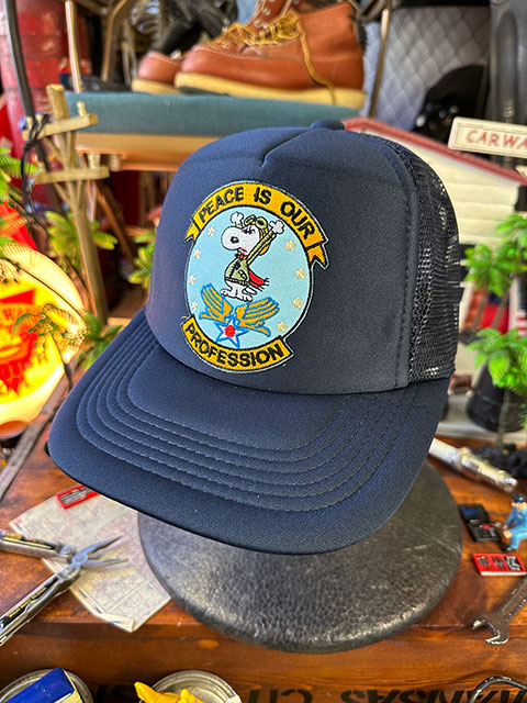 フライングエース　ミリタリースヌーピー　メッシュキャップ　（PEACE IS OUR PROFESSION）　帽子色＝ネイビー |  | 06