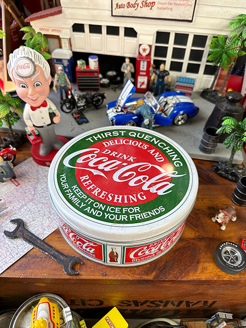コカ・コーラ　ヴィンテージ・ラウンドティン缶 ■ アメリカン雑貨 アメリカ雑貨 | Coca Cola