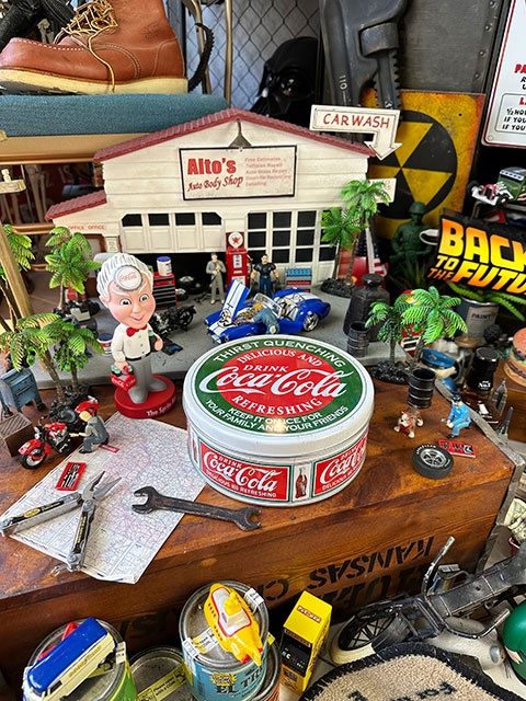 コカ・コーラ　ヴィンテージ・ラウンドティン缶 ■ アメリカン雑貨 アメリカ雑貨 | Coca Cola | 02