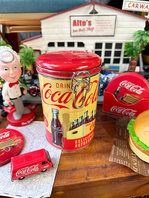コカ・コーラ　キャニスター缶　ラウンドタイプ　（イエローシェル）　■　アメリカン雑貨　アメリカ雑貨｜candytower