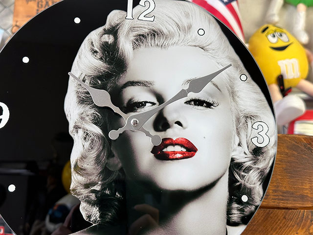 マリリン・モンロー　ガラスウォールクロック ■ アメリカン雑貨 アメリカ雑貨 壁掛け時計 掛け時計 |  | 01