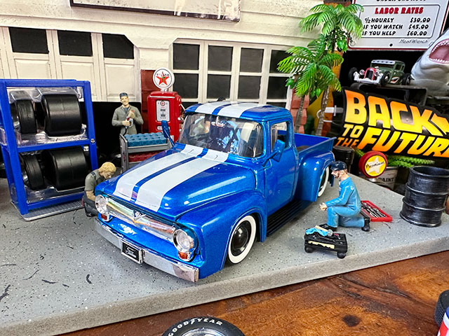 1956年フォード　F-100　ピックアップ　ミニカー　タイヤ＆ホイールセット付き　1/24　（メタリックブルー/レーシングストライプ） | 