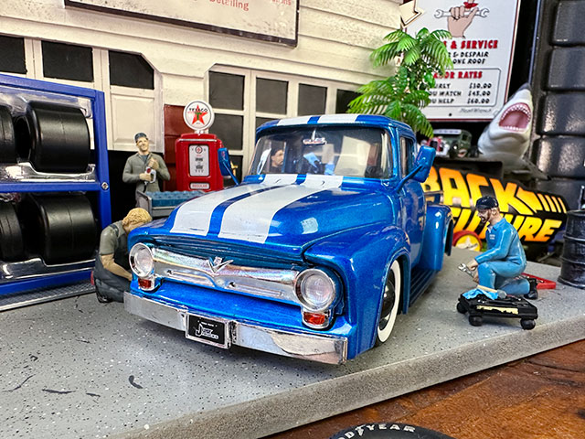 1956年フォード　F-100　ピックアップ　ミニカー　タイヤ＆ホイールセット付き　1/24　（メタリックブルー/レーシングストライプ） |  | 03