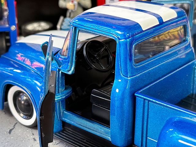 1956年フォード　F-100　ピックアップ　ミニカー　タイヤ＆ホイールセット付き　1/24　（メタリックブルー/レーシングストライプ） |  | 05
