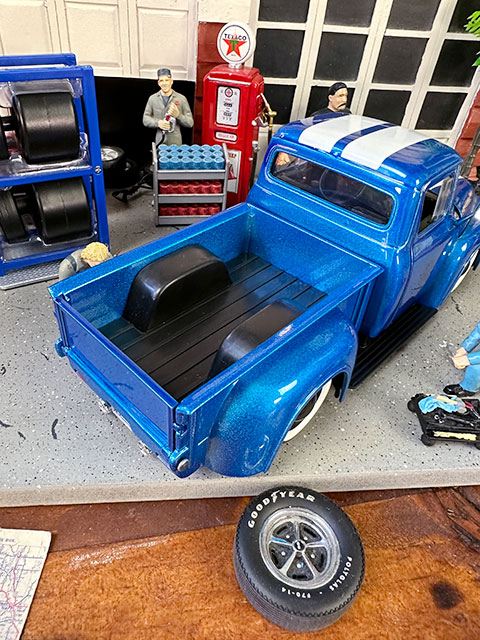 1956年フォード　F-100　ピックアップ　ミニカー　タイヤ＆ホイールセット付き　1/24　（メタリックブルー/レーシングストライプ） |  | 08