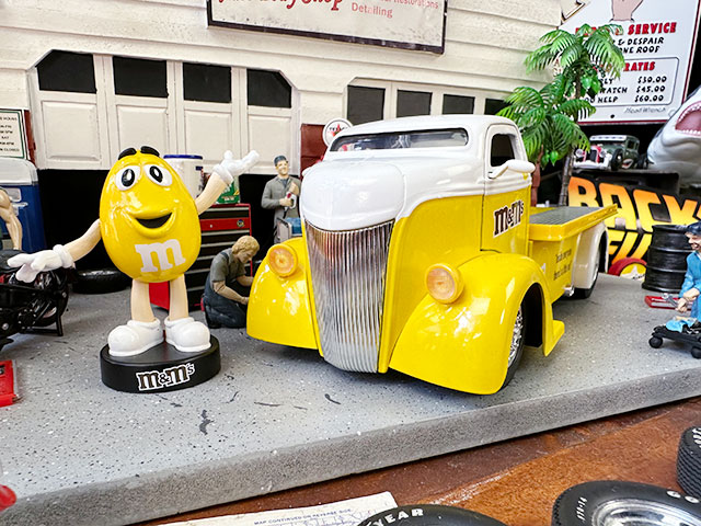 Jada m&m's イエロー 1947年 フォード COE フラットベッド ダイ