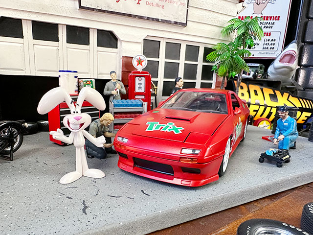 Jada　トリックスラビット　1985年マツダ　RX-7　ダイキャストミニカー　1/24（フィギュア付き）　ゼネラルミルズ　TRIX　トリックス