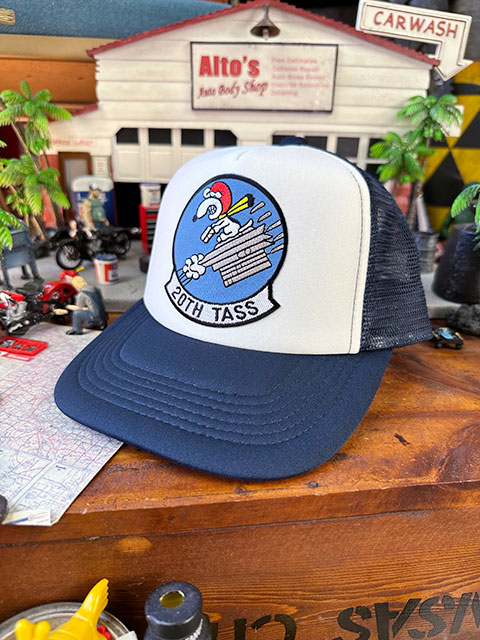 フライングエース　ミリタリースヌーピー　メッシュキャップ　（20TH　TASS）　帽子色＝ホワイト×ネイビー　アメリカン雑貨　アメリカ雑貨 | 