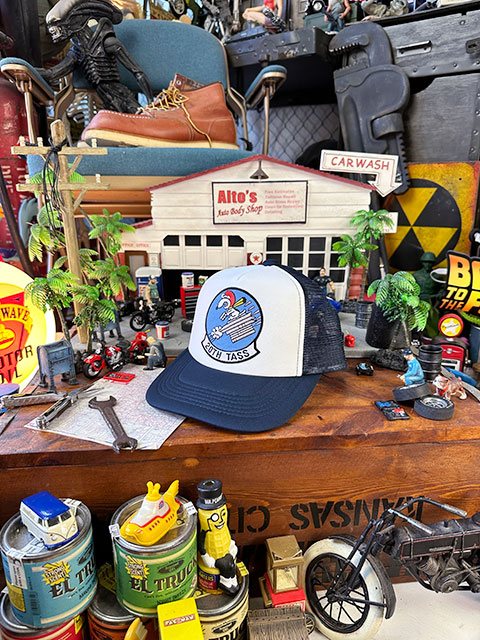 フライングエース　ミリタリースヌーピー　メッシュキャップ　（20TH　TASS）　帽子色＝ホワイト×ネイビー　アメリカン雑貨　アメリカ雑貨 |  | 02