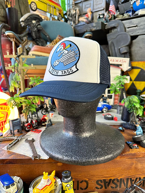 フライングエース　ミリタリースヌーピー　メッシュキャップ　（20TH　TASS）　帽子色＝ホワイト×ネイビー　アメリカン雑貨　アメリカ雑貨 |  | 05