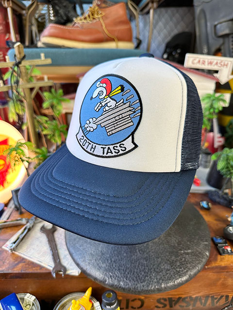 フライングエース　ミリタリースヌーピー　メッシュキャップ　（20TH　TASS）　帽子色＝ホワイト×ネイビー　アメリカン雑貨　アメリカ雑貨 |  | 06