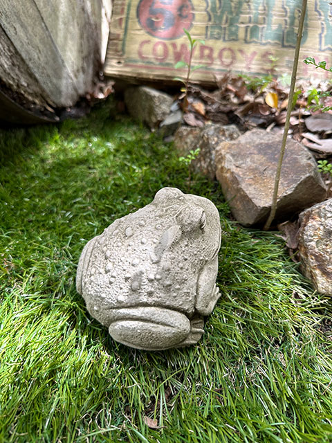 イギリスのカエルの石像　庭先に幸運を呼び込む縁起物　MADE IN ENGLAND ■ アメリカン雑貨 アメリカ雑貨 |  | 02