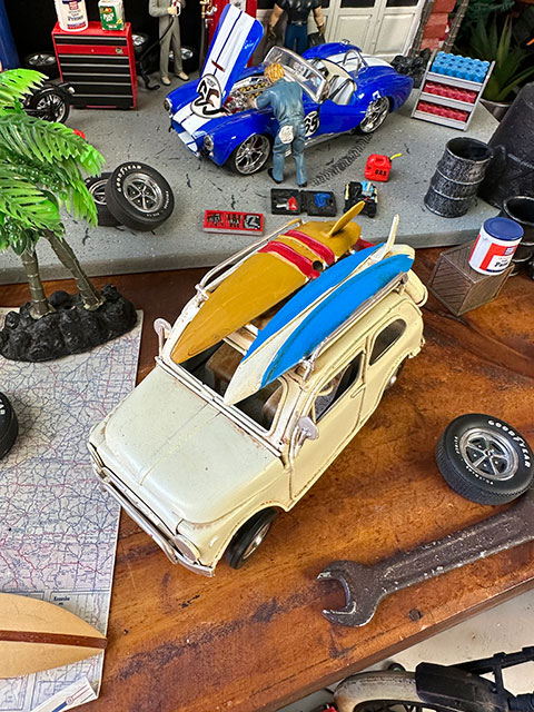 サーフ仕様フィアット500　チンクエチェント　ブリキオブジェ　（アイボリー）　■　アメリカン雑貨　アメリカ雑貨 |  | 01