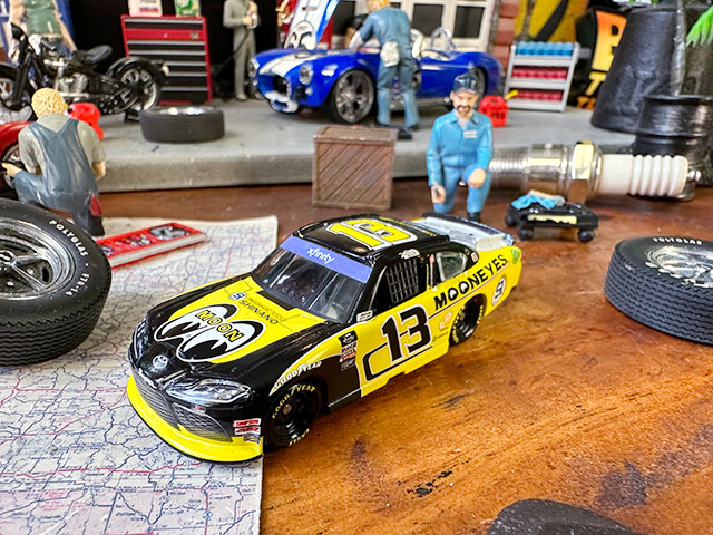 LIONEL×ムーンアイズ　NASCAR　トヨタ　スープラ　ムーンアイズ　オフィシャルダイキャストミニカー　1/64スケール | 