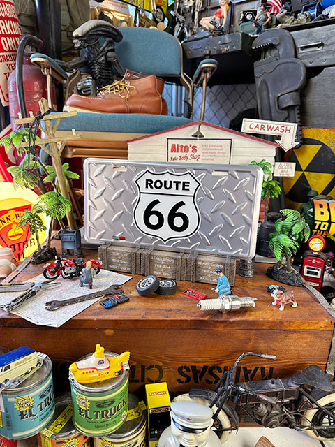 ルート66　ライセンスプレート　（シールドシェイプ/白/鉄板模様）　■　アメリカン雑貨　アメリカ雑貨 |  | 01