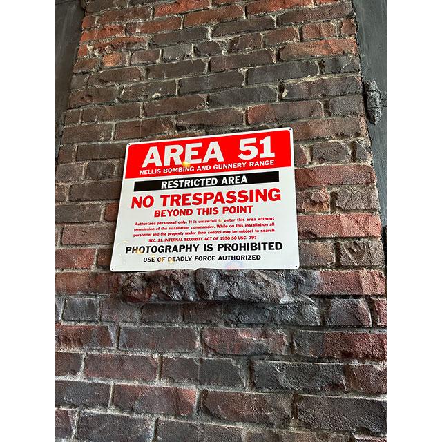 エリア51の警告看板　アルミサインボード　（RESTRICTED AREA）　■　アメリカン雑貨　アメリカ雑貨 |  | 04