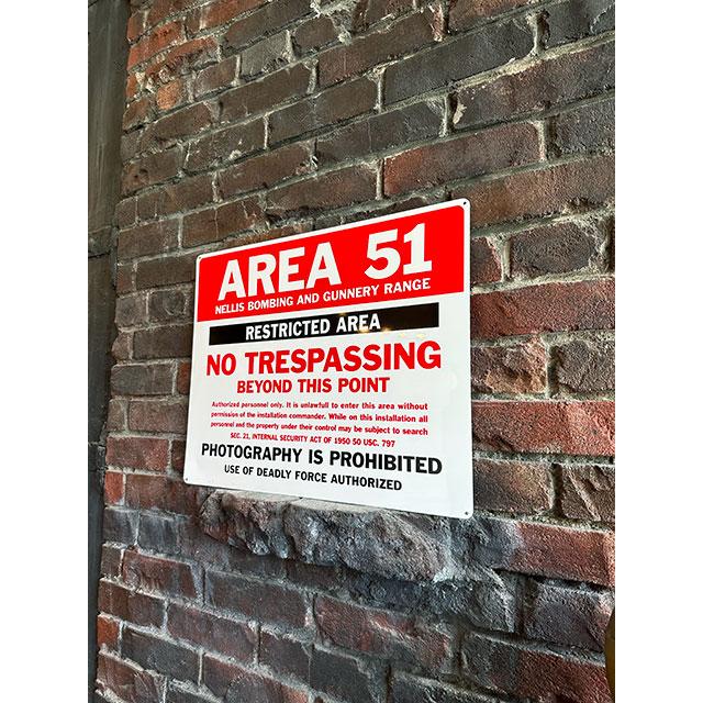エリア51の警告看板　アルミサインボード　（RESTRICTED AREA）　■　アメリカン雑貨　アメリカ雑貨 |  | 06