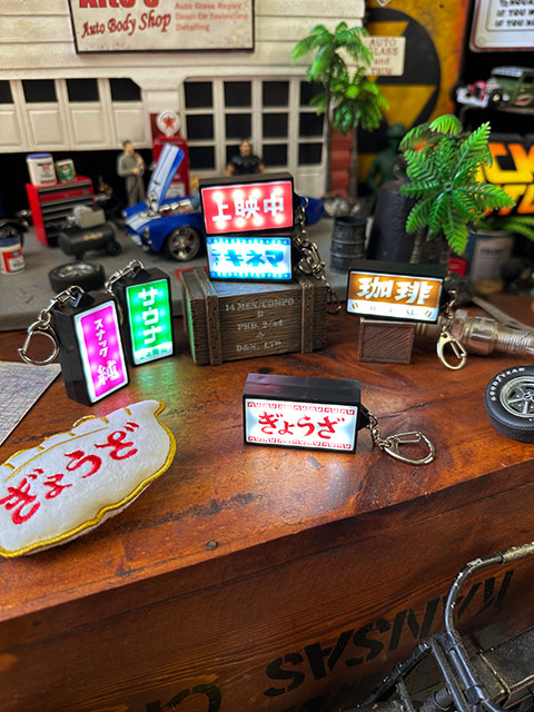 昭和の哀愁漂う ニューレトロ 光る看板キーホルダー （ぎょうざ） 単品