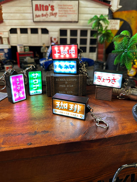 昭和の哀愁漂う ニューレトロ 光る看板キーホルダー （珈琲） 単品