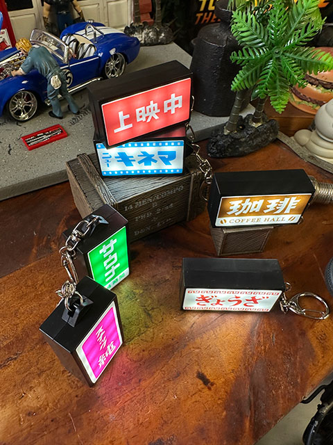 昭和の哀愁漂う ニューレトロ 光る看板キーホルダー （全6種