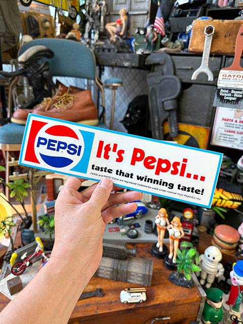 ペプシ バンパーステッカー （70年代ロゴ/It's Pepsi） □ アメリカン雑貨 アメリカ雑貨 : 317652 : アメリカン雑貨専門店キャンディタワー  - 通販 - Yahoo!ショッピング