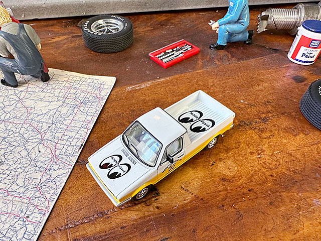 ターマックワークス×ムーンアイズ　コラボミニカー　フォルクス・ワーゲン　キャディ　ムーンイクイップド　1/64スケール |  | 02