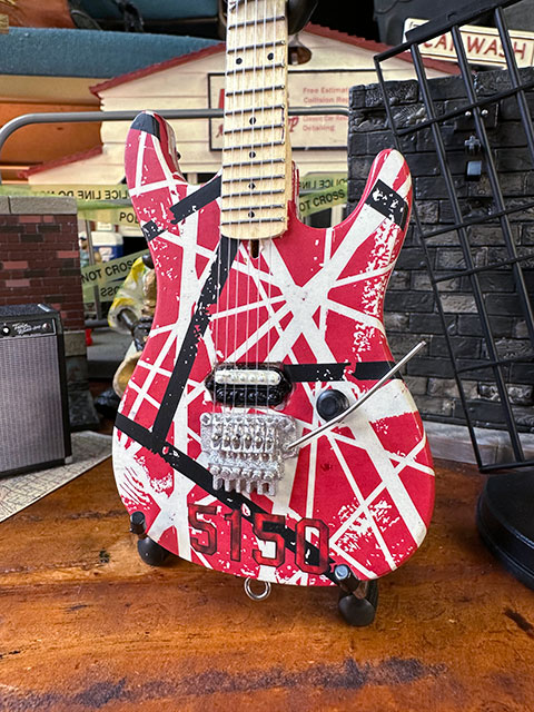 ヴァン・ヘイレンモデル　EVH 5150　フェンダー　オフィシャルライセンス　ミニギター　レプリカ　1/4　ハンドメイド　ギタースタンド付き