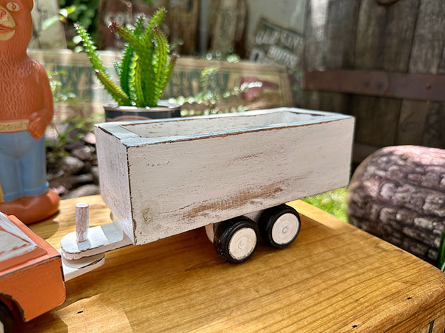 オレンジ色のワゴン車+トレーラー ボックストレーラー 木彫り人形