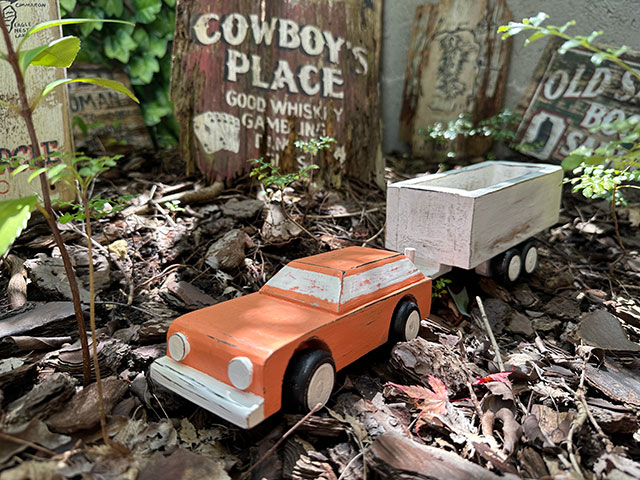 オレンジ色のワゴン車+トレーラー ボックストレーラー 木彫り人形