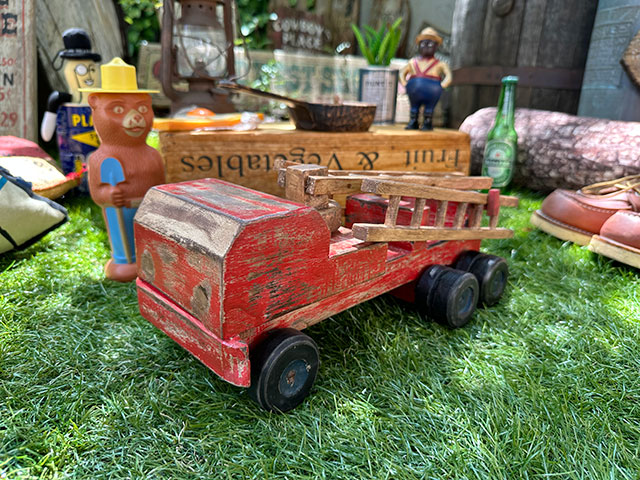 アメリカの消防車 ファイヤーエンジン 木彫り人形 ウッドカービング 