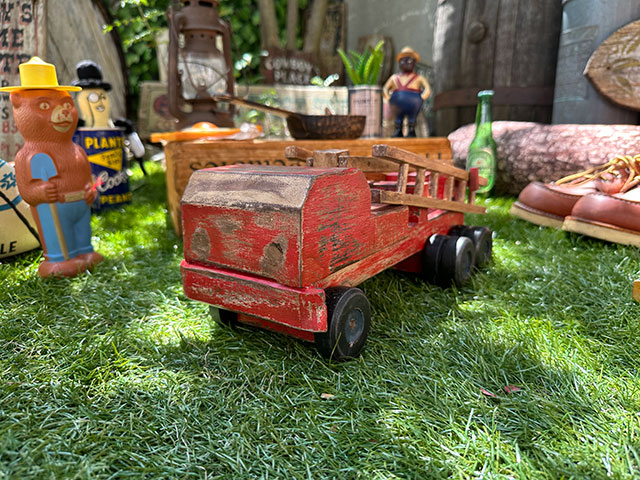 アメリカの消防車 ファイヤーエンジン 木彫り人形 ウッドカービング
