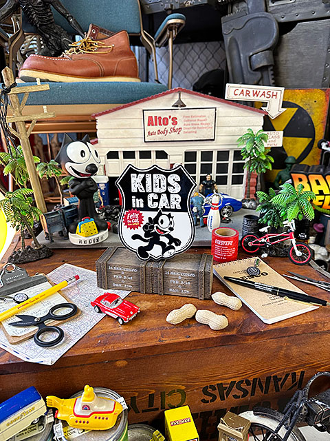 フィリックス　「子供乗ってます」ステッカー　（シールドシェイプ）　KIDS IN CAR　■ アメリカン雑貨 アメリカ雑貨 |  | 01
