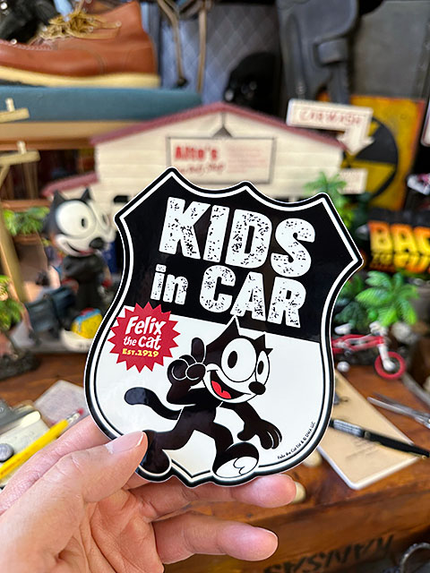 フィリックス　「子供乗ってます」ステッカー　（シールドシェイプ）　KIDS IN CAR　■ アメリカン雑貨 アメリカ雑貨 |  | 02