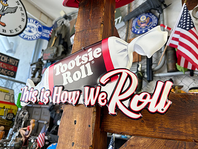 トッツィロール　エンボスティンサイン　（This is How We Roll）　ブリキ看板　■ アメリカン雑貨 アメリカ雑貨 |  | 01