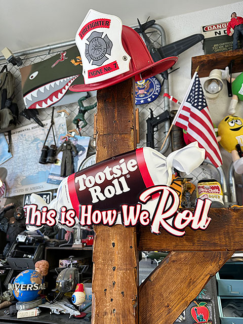 トッツィロール　エンボスティンサイン　（This is How We Roll）　ブリキ看板　■ アメリカン雑貨 アメリカ雑貨 |  | 05