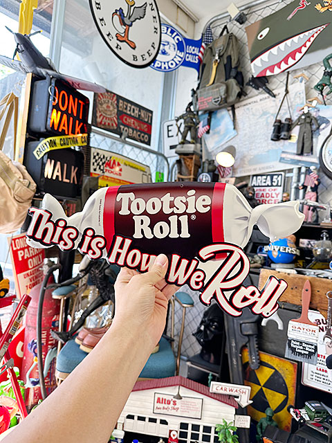 トッツィロール　エンボスティンサイン　（This is How We Roll）　ブリキ看板　■ アメリカン雑貨 アメリカ雑貨 |  | 06