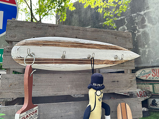 サーフボード　ウッド製　フックボード　（ホワイト/ブラウンライン）　■　アメリカン雑貨　アメリカ雑貨 |  | 01