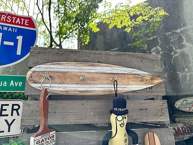 サーフボード　ウッド製　フックボード　（ブラウン/ホワイトライン）　■　アメリカン雑貨　アメリカ雑貨 |  | 01